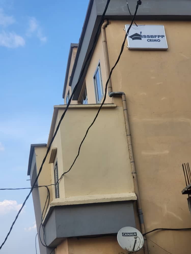 Bâtiment du campus CRIMO à Yaoundé-Odza avec l’enseigne ISSBFPP