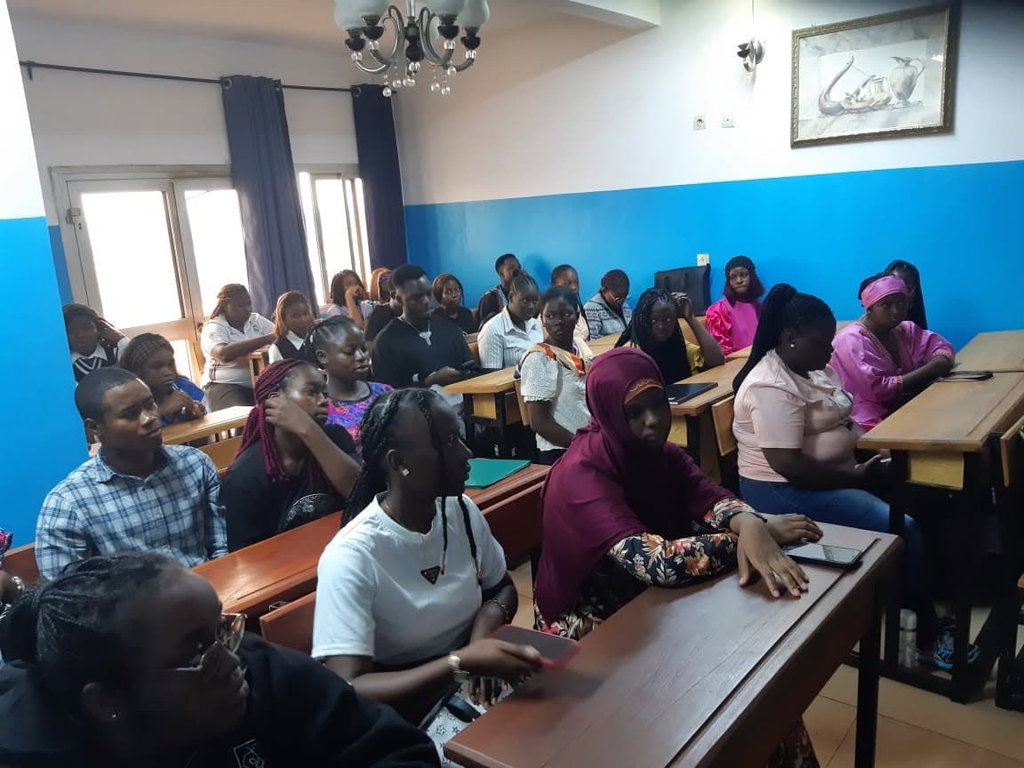 Étudiants attentifs en salle de classe