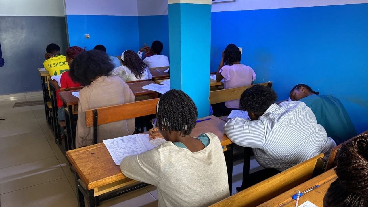 Étudiants concentrés pendant une épreuve