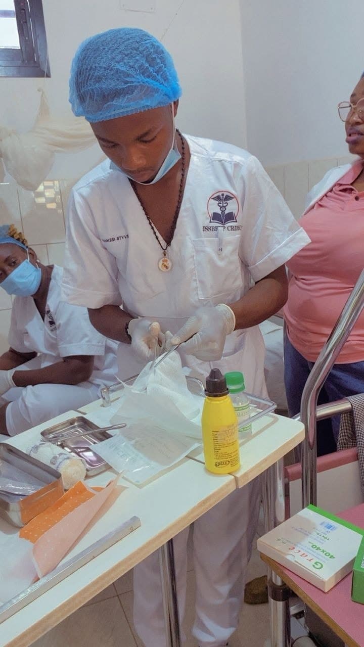 Étudiantes en soins infirmiers réalisant un soin sous supervision