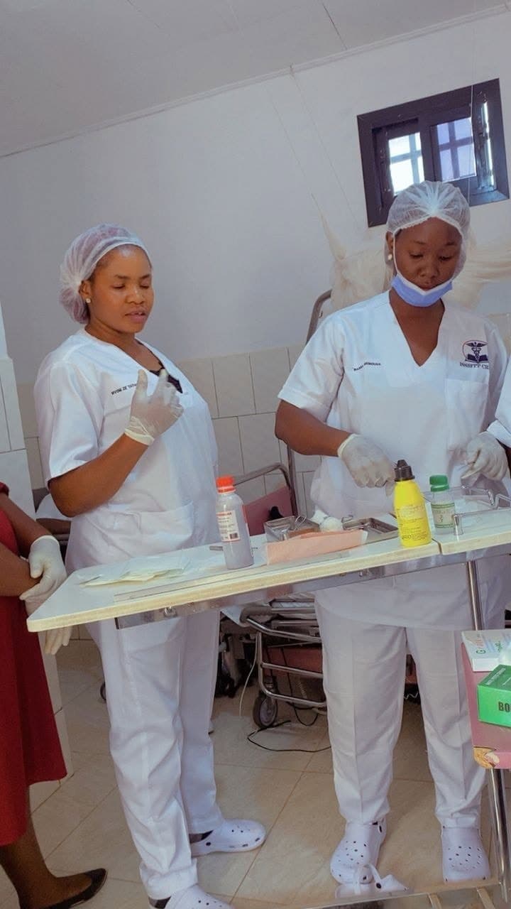 Étudiantes en stage pratiquant un soin médical