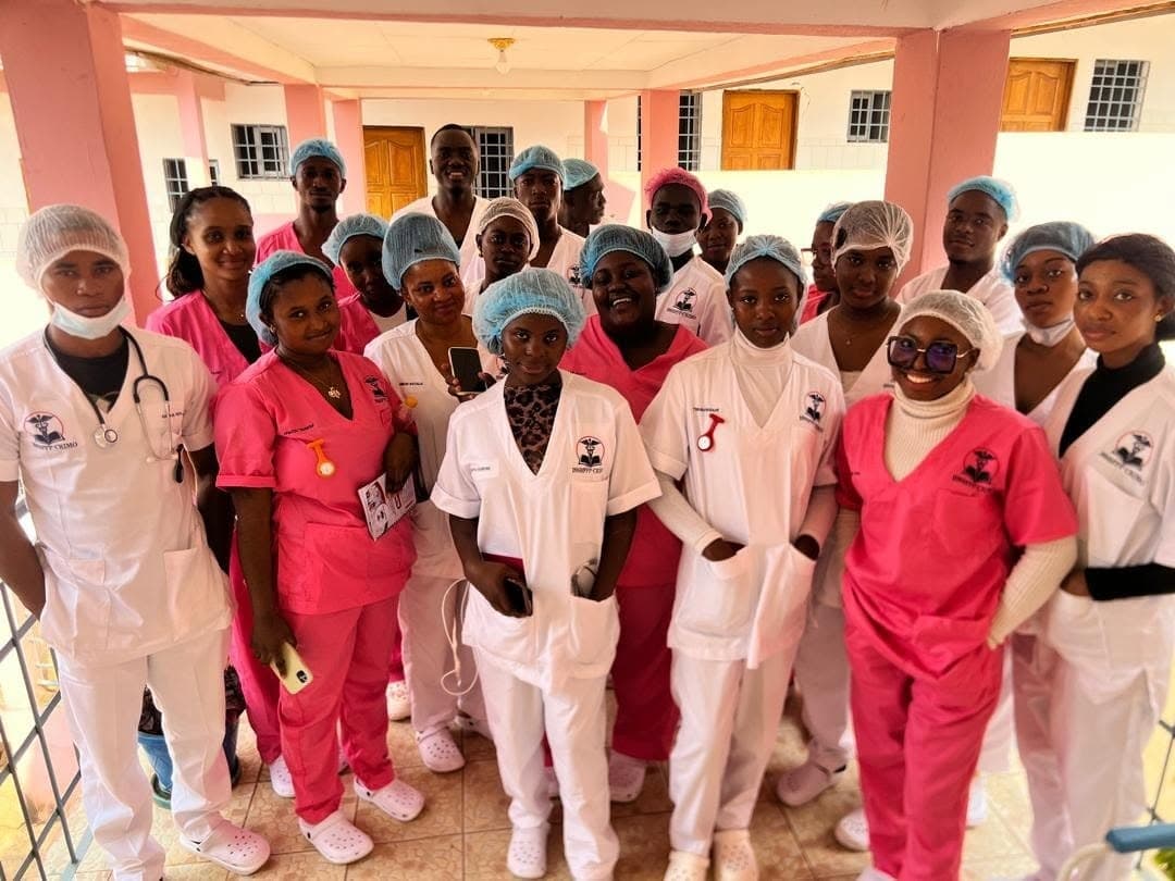 Étudiants CRIMO en tenue médicale lors d’un stage pratique